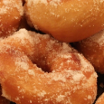 Ciambelle zuccherate Tempo di preparazione e cottura: 3 h 30 min considerando anche i tempi di lievitazione Ingredienti (per circa 30/35) 500 gr. di farina 00 80 gr. di margarina Vallèè...