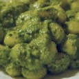 In breve: Preparate la salsa in anticipo, all’ultimo minuto buttate gli gnocchetti e in due minuti il primo è pronto.. Gli spinacini sono le stesse foglie che mangiamo in insalata...