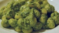 Gnocchetti al pesto di spinacini e noci In breve: Preparate la salsa in anticipo, all’ultimo minuto buttate gli gnocchetti e in due minuti il primo è pronto.. Gli spinacini sono le stesse foglie che mangiamo in insalata...